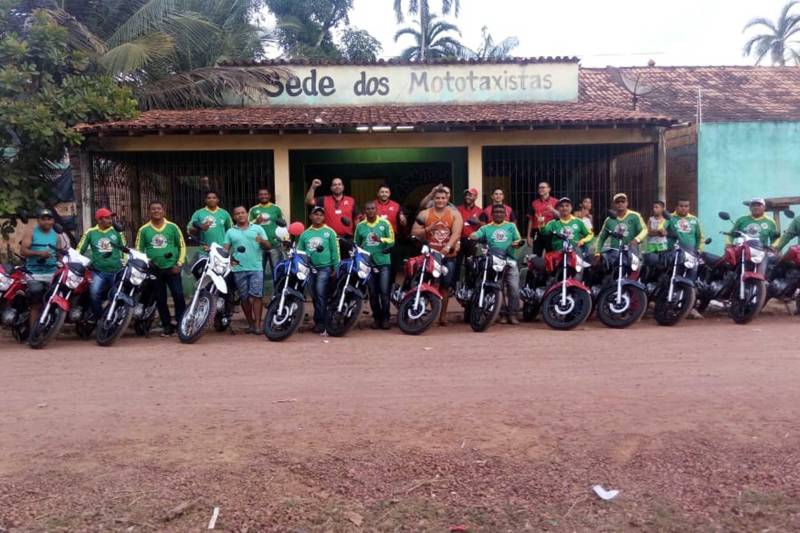 Na última quarta-feira, o Núcleo de gerenciamento do Programa de Microcrédito - Credcidadão, fez a entrega de 68 motocicletas no Estado do Pará, no valor de R$ 680 mil. Destas motocicletas, 20 foram para o município de Castanhal, seis para Igarape açú, 13 para São Domingos do Capim e 29 para o município de Santa Izabel. Ainda esta semana, o Governo do Estado, através do Credcidadão, contemplou, também, 75 mototaxistas de Belém.

FOTO: DIVULGAÇÃO
DATA: 15.11.2018
BELÉM - PARÁ <div class='credito_fotos'>Foto: Divulgação   |   <a href='/midias/2018/originais/cea1d6b3-7ec2-4de9-82e2-4f3cbdc0f530.jpg' download><i class='fa-solid fa-download'></i> Download</a></div>