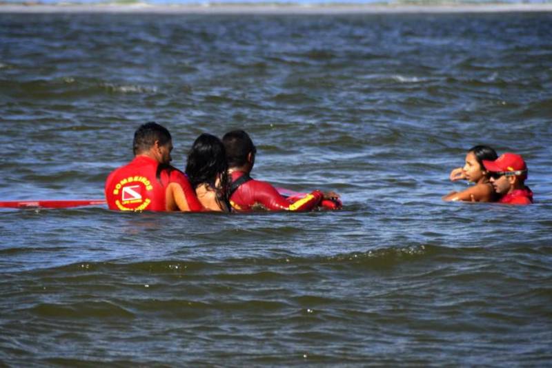 Ações de prevenção, busca e salvamento, além de atendimento pré-hospitalar, continuam sendo realizadas por militares do Corpo de Bombeiros do Pará, dentro da Operação Carnaval 2018. No último domingo (11), em Salinópolis, no nordeste paraense, os guarda-vidas registraram o princípio de afogamento de duas adolescentes, na Praia do Maçarico. Quando a vítima engole água e tosse muito, o fato é classificado pelos bombeiros como afogamento de grau 1. No salvamento das jovens, os bombeiros contaram com a ajuda de um banhista, que estava em um caiaque. Após o atendimento inicial, as vítimas foram encaminhadas ao hospital mais próximo.

FOTO: ASCOM / CBMP
DATA12.02.2018
SALINÓPOLIS - PARÁ <div class='credito_fotos'>Foto: Ascom CBMPA   |   <a href='/midias/2018/originais/ceb03dcb-b620-41c0-bdd7-88d190db205b.jpg' download><i class='fa-solid fa-download'></i> Download</a></div>