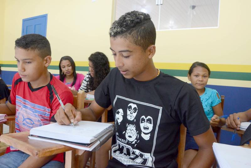 Estudantes da vila Enche Concha, no município de Cachoeira do Piriá, a 250 km de Belém, assistiram pela primeira vez, na última quarta-feira (14), à aula do Sistema Educacional Interativo (SEI), que a Secretaria de Estado de Educação (Seduc) está implantando para ampliar o ensino médio em localidades de difícil acesso no interior.

FOTO: RAI PONTES / ASCOM SEDUC
DATA: 14.03.2018
CACHOEIRA DO PIRIÁ - PARÁ <div class='credito_fotos'>Foto: Rai Pontes/Ascom Seduc   |   <a href='/midias/2018/originais/ced2736b-c3ad-44d0-8a64-0e305b06522c.jpg' download><i class='fa-solid fa-download'></i> Download</a></div>