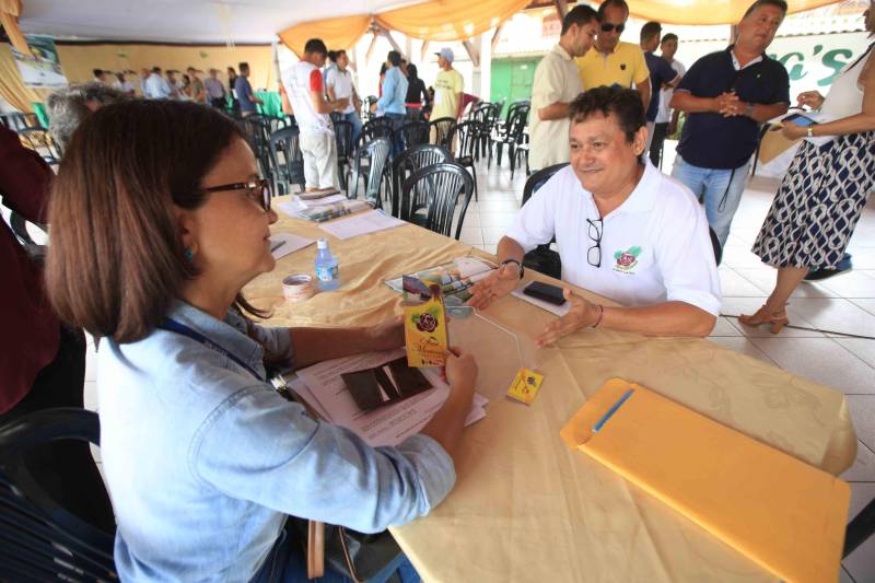 Mais de 300 produtores compareceram à arena Bira's, em Igarapé-Miri, no nordeste paraense, na manhã de quinta-feira (15), em busca de informações sobre crédito, qualificação profissional, regularização fundiária e cadeia produtiva. O público foi atendido pela "Caravana Pará 2030 - Igarapé-Miri", promovida pelo governo do Estado, que levou ao município os serviços de várias secretarias, bancos e instituições ligadas à produção e à intermediação de negócios. Na foto, o empresário João Gonçalves.

FOTO: RODOLFO OLIVEIRA / AG. PARÁ
DATA: 16.03.2018
IGARAPÉ-MIRI - PARÁ <div class='credito_fotos'>Foto: Rodolfo Oliveira/Ag. Pará   |   <a href='/midias/2018/originais/cf0314ed-5ac9-40b8-96d7-2f18f7f5fb7f.jpg' download><i class='fa-solid fa-download'></i> Download</a></div>