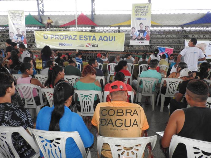 Termina neste sábado, 17, o atendimento da Caravana Pro Paz Cidadania em Bragança, município localizado na região nordeste do estado. Com o apoio da prefeitura e secretarias estaduais, a ação começou na quinta-feira, 15, no ginásio do Senai. Até o momento, mais de dois mil atendimentos foram feitos. A população pode solicitar a emissão de RG, CPF, certidão de nascimento (1° e 2° via), Id Jovem, identidade de nome social e aconselhamento jurídico.

FOTO: CARLOS SODRÉ / AG. PARÁ
DATA: 16.03.2018
BRAGANÇA - PARÁ <div class='credito_fotos'>Foto: Carlos Sodré/Agência Pará   |   <a href='/midias/2018/originais/cf0f5ce3-0cad-404f-94f0-59be480e2823.jpg' download><i class='fa-solid fa-download'></i> Download</a></div>