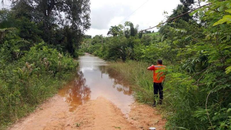 Nesta sexta-feira, 23, uma equipe da Defesa Civil do Pará se deslocou de Marabá rumo ao município de Itupiranga, na região sudeste do estado. Por conta do período chuvoso, 15 pontes da cidade apresentaram sérios problemas. Além disso, 300 pessoas estão desalojadas e 100 desabrigadas. Para auxiliar no atendimento dessas famílias, a Defesa Civil de Itupiranga solicitou ajuda da Coordenadoria Estadual de Defesa Civil. O subcomandante do 5º Grupamento Bombeiro Militar, Major Paulo César Vaz, ressaltou que esta é a segunda avaliação feita no município. “Enviamos a mesma equipe que esteve em Itupiranga, no dia 16 de fevereiro, para uma nova avaliação e dar o suporte necessário à Defesa Civil municipal no sentido de preencher o sistema S2iD (Sistema Integrado de Informações sobre Desastres do Governo Federal), o que vai subsidiar a prefeitura para decretar situação de emergência no município, e assim, consiga atender as demandas emergenciais”, explicou.

FOTO: ASCOM / DEFESA CIVIL
DATA: 23.02.2018
ITUPIRANGA - PARÁ <div class='credito_fotos'>Foto: ASCOM / DEFESA CIVIL    |   <a href='/midias/2018/originais/d106c65b-54a8-4886-b88d-862c11f888ea.jpg' download><i class='fa-solid fa-download'></i> Download</a></div>