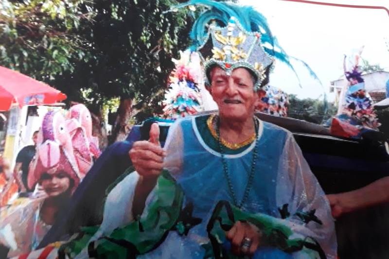 Tradição, história e simbolismo. Assim é a festa do Carnapauxis, realizado todos os anos no município de Óbidos, na região Oeste. O carnaval obidense é patrimônio cultural do estado do Pará e foi construído com identidade própria por meio de figuras e personagens históricos. A programação oficial iniciou na última quarta-feira (7), e prossegue até a quarta-feira de cinzas (14). Assim como a colonização de Óbidos, o Carnapauxis tem traços da origem portuguesa, principalmente por conta das alegorias e das máscaras. Esse adereço é símbolo do carnaval, através do Mascarado Fobó, onde as pessoas se vestem com um macacão colorido bem folgado, que chamam de "dominó", máscaras de papelão, feitas por alguns artesãos da cidade e capacete feito de cartolina e tiras de papel colorido, bexiga de boi, apito e pó. Na foto,  seu Valdir Marinho de Matos, conhecido popularmente como “Valdir das Máscaras”.

FOTO: SAMUEL ALVARENGA / SECOM
DATA: 11.02.2018
ÓBIDOS - PARÁ <div class='credito_fotos'>Foto: Samuel Alvarenga / Secom   |   <a href='/midias/2018/originais/d122bda7-39fc-480f-b6a7-a238338a7ee8.jpg' download><i class='fa-solid fa-download'></i> Download</a></div>