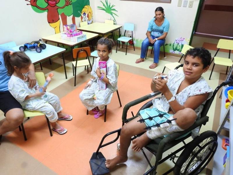 “Ela é muito bonita”. Assim a pequena Evelin Victhória Brigel Sousa, 4 anos, definiu a nova boneca que ganhou, na tarde desta quinta-feira (29), no Hospital Regional Público da Transamazônica (HRPT), em Altamira, no sudoeste do Pará. A menina se recupera na clínica pediátrica da unidade e foi uma das crianças presenteadas pelos “brinquedos de Páscoa”, em uma ação do Grupo de Trabalho de Humanização. A direção reuniu brinquedos doados pelos próprios colaboradores e entregou às crianças internadas no hospital, na clínica e na UTI pediátricas. Os usuários que puderam ainda assistiram a uma sessão de cinema na brinquedoteca, acompanhados dos pais, que aprovaram a iniciativa.

FOTO: ASCOM / HRPT
DATA: 29.03.2018
ALTAMIRA - PARÁ <div class='credito_fotos'>Foto: ASCOM HRPT   |   <a href='/midias/2018/originais/d136006d-3e9f-4d0b-a0f7-dba209667fef.jpg' download><i class='fa-solid fa-download'></i> Download</a></div>