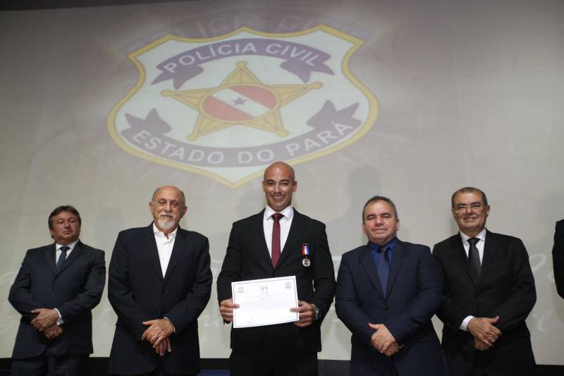 O Pará vai voltar a ter um delegado de polícia para cada município. A posse de 149 novos delegados da Polícia Civil, que aconteceu nesta segunda-feira (26) no Teatro Maria Sylvia Nunes, na Estação das Docas, vai garantir, com sobras, a cobertura completa dos 144 municípios do estado. Aprovados em concurso público, os novos delegados concluíram o curso de Formação da Polícia Civil do Pará no dia 15 deste mês. O curso foi o primeiro do Brasil a incluir sete disciplinas inéditas: Oratória, Atuação Policial frente aos Grupos Vulneráveis, Relacionamento com a Imprensa e Mídias Sociais, Abordagem Psicopatológica do Crime e da Violência, Investigação Financeira no Enfrentamento ao Crime de Lavagem de dinheiro, Noções Básicas de Enfrentamento às Fraudes Veiculares e Linguagem Brasileira de Sinais. O concurso aprovou ainda 300 investigadores, 180 escrivães e 20 papiloscopistas. Os novos policiais civis passaram por quatro meses de formação técnica e profissional na Acadepol. Com a nomeação, o próximo passo será a lotação dos novos servidores públicos nas unidades de Polícia Civil do estado, quando eles saberão em qual região do Pará trabalharão inicialmente. Na foto, o formando João Costa (calvo), primeiro lugar no curso.

FOTO: SYDNEY OLIVEIRA / AG. PARÁ
DATA: 26.02.2018
BELÉM - PARÁ <div class='credito_fotos'>Foto: Sidney Oliveira/Ag. Pará   |   <a href='/midias/2018/originais/d13eb729-560f-4fda-a49a-bd36345503f8.jpg' download><i class='fa-solid fa-download'></i> Download</a></div>