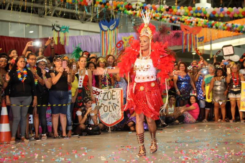 Mais de quatro mil idosos caíram na folia na tarde desta quarta-feira (7), durante o 18° Baile Carnavalesco da Melhor Idade, do projeto Vida Ativa, executado pela Secretaria de estado de Esporte e Lazer (Seel). Uma das grandes atrações foi o concurso que escolheu a “Rainha das Rainhas” da terceira idade, título que este ano ficou com a candidata Lindaura Cardoso, de 63 anos.

FOTO: CARLOS SODRÉ / AG. PARÁ
DATA: 07.02.2018
BELÉM - PARÁ <div class='credito_fotos'>Foto: CARLOS SODRÉ / AG. PARÁ    |   <a href='/midias/2018/originais/d1da9152-56a0-4ee9-b4c3-ded62f99004c.jpg' download><i class='fa-solid fa-download'></i> Download</a></div>
