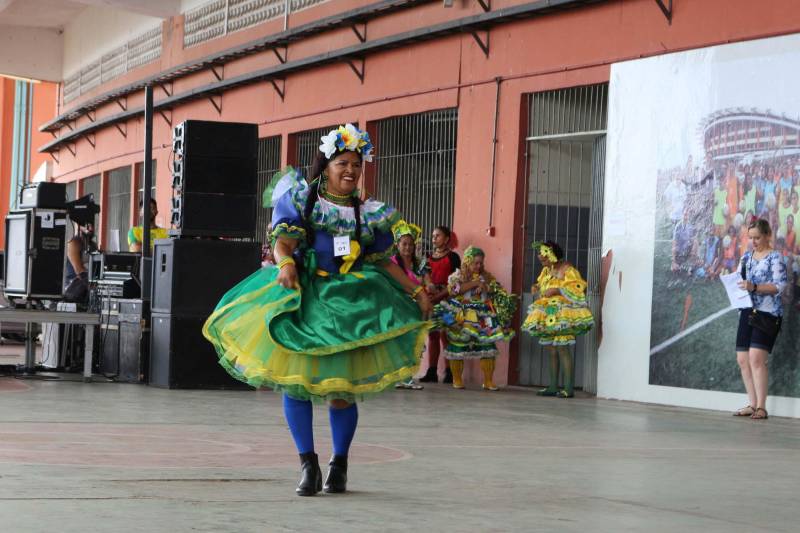 Cerca de 400 idosos, trajando as vestes típicas da época junina, participaram do 19º “Arraiá” (foto), que integra o Projeto Vida Ativa na Terceira Idade, nesta terça-feira (26), no Estádio Olímpico do Pará, o Mangueirão, em Belém. O momento mais esperado da festa foi o concurso de Miss Caipira 2018. Conceição Albuquerque, com o traje “Miss Copa do Mundo”, foi a vencedora desta edição. A festa junina contou com apresentação de quadrilhas de entidades de assistência à pessoa idosa e muitas brincadeiras da quadra junina, além da cantora Suanny Batidão. Com a roupa nas cores verde e amarela, Conceição Albuquerque, candidata do núcleo do projeto que funciona na Tuna Luso Brasileira, apostou na junção do tema junino com a mais importante competição de futebol – a Copa do Mundo, na Rússia. A ganhadora participou ao lado de cinco candidatas e conquistou os jurados, que avaliaram coreografia, simpatia e traje. Emocionada, a vencedora recebeu a faixa das mãos de Marlene da Silva, a miss de 2017.

FOTO: ADRIANA PINTO / ASCOM SEEL
DATA: 26.06.2018
BELÉM - PARÁ <div class='credito_fotos'>Foto: ADRIANA PINTO / ASCOM SEEL   |   <a href='/midias/2018/originais/d3d080ca-3b0f-45d9-a10b-2f6cd951e1d9.jpg' download><i class='fa-solid fa-download'></i> Download</a></div>