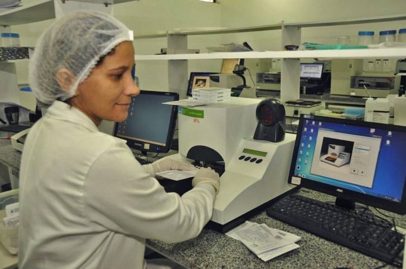 Desde novembro de 2017, o Laboratório Central do Estado (Lacen-PA) é responsável no Pará pelo Programa de Triagem Neonatal (PTN), conhecido como teste do pezinho, que antes era feito pelo Laboratório de Pesquisa e Apoio Diagnóstico (Lapad), da Universidade do Estado do Pará (Uepa). Atualmente, o Pará está habilitado na Fase III do PTN, que abrange análises para diagnóstico de quatro doenças - hipotireoidismo congênito, fenilcetonúria, doença falciforme e fibrose cística. O período ideal para realização do exame é entre o terceiro e o quinto dia após o nascimento da criança. O procedimento é fundamental para o diagnóstico precoce dessas doenças congênitas e metabólicas, que podem ter consequências graves para o desenvolvimento da criança. Na foto, a biomédica e coordenadora do Serviço, Rosilena Costa Mesquita.

FOTO: JOSÉ PANTOJA / ASCOM SESPA
DATA: 11.04.2018
BELÉM - PARÁ <div class='credito_fotos'>Foto: José Pantoja / Ascom Sespa   |   <a href='/midias/2018/originais/d3e6fec6-05e3-4762-82ce-b3de0bc9fa0b.jpg' download><i class='fa-solid fa-download'></i> Download</a></div>
