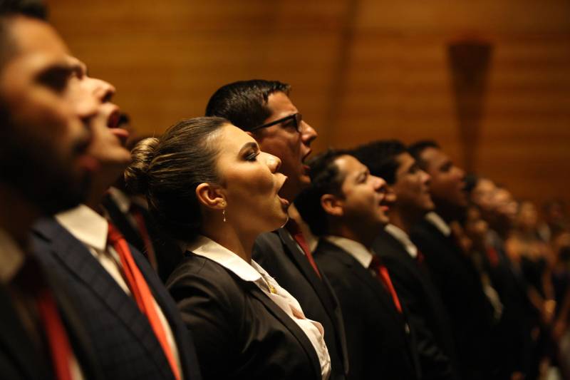 O Pará vai voltar a ter um delegado de polícia para cada município. A posse de 149 novos delegados da Polícia Civil, que aconteceu nesta segunda-feira (26) no Teatro Maria Sylvia Nunes, na Estação das Docas, vai garantir, com sobras, a cobertura completa dos 144 municípios do estado. Aprovados em concurso público, os novos delegados concluíram o curso de Formação da Polícia Civil do Pará no dia 15 deste mês. O curso foi o primeiro do Brasil a incluir sete disciplinas inéditas: Oratória, Atuação Policial frente aos Grupos Vulneráveis, Relacionamento com a Imprensa e Mídias Sociais, Abordagem Psicopatológica do Crime e da Violência, Investigação Financeira no Enfrentamento ao Crime de Lavagem de dinheiro, Noções Básicas de Enfrentamento às Fraudes Veiculares e Linguagem Brasileira de Sinais. O concurso aprovou ainda 300 investigadores, 180 escrivães e 20 papiloscopistas. Os novos policiais civis passaram por quatro meses de formação técnica e profissional na Acadepol. Com a nomeação, o próximo passo será a lotação dos novos servidores públicos nas unidades de Polícia Civil do estado, quando eles saberão em qual região do Pará trabalharão inicialmente.

FOTO: SYDNEY OLIVEIRA / AG. PARÁ
DATA: 26.02.2018
BELÉM - PARÁ <div class='credito_fotos'>Foto: Sidney Oliveira/Ag. Pará   |   <a href='/midias/2018/originais/d4355032-02bd-4ea8-92e2-62e6508b51cb.jpg' download><i class='fa-solid fa-download'></i> Download</a></div>