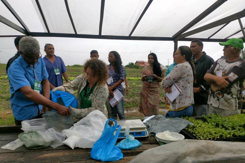 A Empresa de Assistência Técnica e Extensão Rural do Estado do Pará (Emater-Pará), por meio do escritório local de Itaituba, no oeste paraense, promoveu o curso de defensivos naturais com aplicação em horticultura, em parceira com o Serviço Nacional de Aprendizagem Rural (Senar-Pa), no período entre 19 e 23 de fevereiro. Produtores do entorno do município, principais fontes de abastecimento da cidade, participaram do curso que contou com a presença da engenheira agrônoma Ana Claudia Siviero, do escritório local de Santarém. A profissional foi indicada para ministrar o curso, por desenvolver um trabalho de repercussão na produção de orgânicos em Santarém. A demanda pela capacitação surgiu das necessidades apresentadas pelos produtores no combate às pragas existentes nas hortaliças, num primeiro momento. No entanto, o curso também procurou atendeu a necessidade de abrir espaço de debate sobre uso de agrotóxicos na produção.

FOTO: ASCOM / EMATER
DATA: 26.02.2018
ITAITUBA - PARÁ <div class='credito_fotos'>Foto: ASCOM EMATER   |   <a href='/midias/2018/originais/d4566ea4-1d3b-47c1-b25b-d179a8af44e1.jpg' download><i class='fa-solid fa-download'></i> Download</a></div>