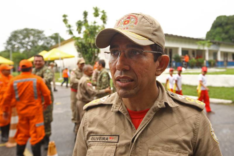 Na mesma cerimônia que entregou as viaturas para serviços de vistoria, o governador Simão Jatene fez uma visita técnica às instalações da nova Policlínica ao Corpo de Bombeiros Militar do Estado. Um prédio no Quartel do Comando Geral da corporação foi reformado e adaptado para receber a Policlínica, que oferta assistência médico-odontológico, psicológico e de primeiros socorros aos bombeiros militares e seus dependentes. Na foto, o tenente-coronel Jaime Oliveira, sub-diretor de serviços técnicos da corporação. 

FOTO: IGOR BRANDÃO / AG. PARÁ
DATA: 15.03.2018
BELÉM - PARÁ <div class='credito_fotos'>Foto: IGOR BRANDÃO / AG. PARÁ   |   <a href='/midias/2018/originais/d4e79e45-3a8a-4617-9f6f-cffc931b9c51.jpg' download><i class='fa-solid fa-download'></i> Download</a></div>