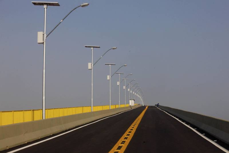 Uma das novidades da nova ponte sobre o Rio Moju é a iluminação. Em toda a extensão, de 868 metros, há postes com placas de energia solar, o que gerará mais economia e sustentabilidade.

FOTO: CLÁUDIO SANTOS / AG. PARÁ
DATA: 15.12.2015
MOJU - PARÁ <div class='credito_fotos'>Foto: Agência Pará   |   <a href='/midias/2018/originais/d534f8f0-bb79-427f-934e-7256e38723d6.jpg' download><i class='fa-solid fa-download'></i> Download</a></div>
