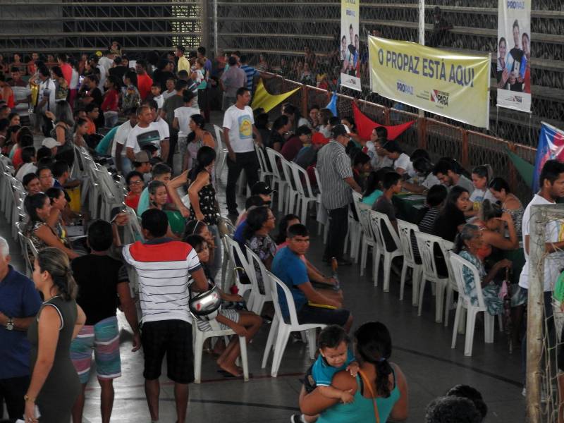 Termina neste sábado, 17, o atendimento da Caravana Pro Paz Cidadania em Bragança, município localizado na região nordeste do estado. Com o apoio da prefeitura e secretarias estaduais, a ação começou na quinta-feira, 15, no ginásio do Senai. Até o momento, mais de dois mil atendimentos foram feitos. A população pode solicitar a emissão de RG, CPF, certidão de nascimento (1° e 2° via), Id Jovem, identidade de nome social e aconselhamento jurídico.

FOTO: CARLOS SODRÉ / AG. PARÁ
DATA: 16.03.2018
BRAGANÇA - PARÁ <div class='credito_fotos'>Foto: Carlos Sodré/Agência Pará   |   <a href='/midias/2018/originais/d5c02f59-17a6-4b71-979e-4f1568bc396c.jpg' download><i class='fa-solid fa-download'></i> Download</a></div>