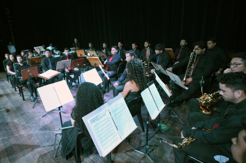 11 concluintes do Bacharelado em Música que colaram grau na noite desta quinta-feira (01) no Teatro Maia Sylvia Nunes, na Estação das Docas. 

FOTO: CARLOS SODRÉ / AG. PARÁ
DATA: 01.03.2018
BELÉM - PARÁ <div class='credito_fotos'>Foto: CARLOS SODRÉ / AG. PARÁ    |   <a href='/midias/2018/originais/d63da6e2-1cf7-4b81-b9e8-81e671af3c1e.jpg' download><i class='fa-solid fa-download'></i> Download</a></div>