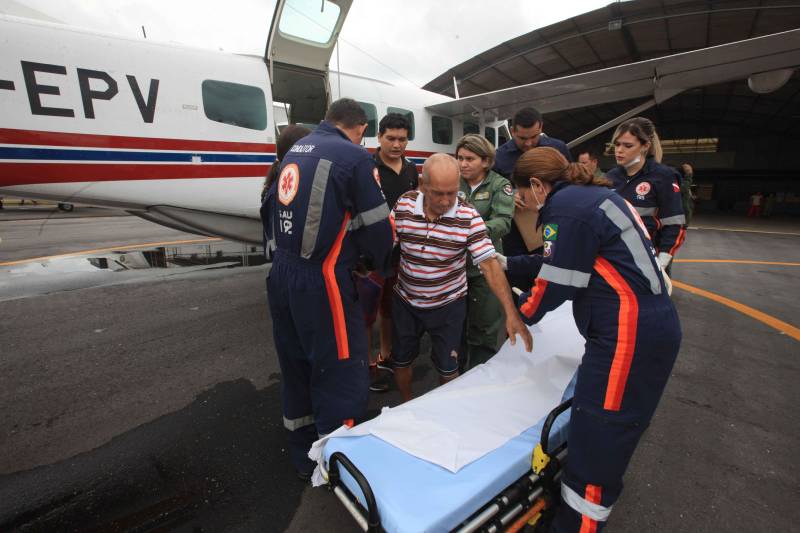 A aeronave do Grupamento Aéreo de Segurança Pública (Graesp) trouxe, nesta sexta-feira (16), para Belém, piloto e passageiros do helicóptero  que precisou fazer um pouso forçado, na Ilha do Marajó. O fato ocorreu em uma área de mata entre os municípios de Curralinho e Breves, no dia 15. O resgate dos funcionários da empresa prestadora de energia elétrica no Pará e do piloto foi realizado ainda no final da tarde de ontem, quando o grupamento foi acionado pelo Salvaéreo.

FOTO: RODOLFO OLIVEIRA / AG. PARÁ
DATA: 16.03.2018
BELÉM - PARÁ <div class='credito_fotos'>Foto: Rodolfo Oliveira/Ag. Pará   |   <a href='/midias/2018/originais/d656468e-6c6f-45c8-98dc-a5ce2f253617.jpg' download><i class='fa-solid fa-download'></i> Download</a></div>