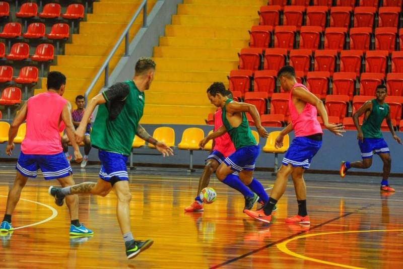 A manhã deste sábado, 24, foi de treino para os times da Associação Esportiva Shouse e do Sport Club Corinthians Paulista. As duas equipes se enfrentam neste domingo, 25, na Arena Guilherme Paraense, o Mangueirinho, em partida amistosa que serve como preparação para a Liga Nacional de Futsal 2018. O confronto está marcado para começar às 10h30. O primeiro a treinar foi o time paraense, pioneiro a representar o Norte do país na competição. Roberto Martins, presidente e atleta do clube, falou sobre o aumento da visibilidade do futsal no Estado. "A realização do amistoso na Arena é a certeza dos olhares das pessoas se voltando para o futsal, principalmente por ser um time local se apresentando em casa. Isso resulta em um destaque para o nosso Estado, que além de possuir times disponíveis para competições, conta com o Mangueirinho, uma das melhores arenas do país", afirmou.

FOTO: LEANDRO SANTANA / DIVULGAÇÃO
DATA: 24.02.2018
BELÉM - PARÁ <div class='credito_fotos'>Foto: LEANDRO SANTANA / DIVULGAÇÃO   |   <a href='/midias/2018/originais/d6d045ec-3544-4d5c-a2b0-69f5f7fd4fa4.jpg' download><i class='fa-solid fa-download'></i> Download</a></div>