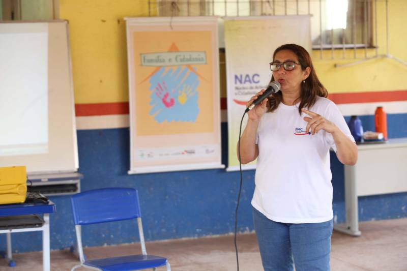 Na manhã desta quarta-feira (21), a ilha de Cotijuba recebeu a primeira edição do Projeto Família e Cidadania de 2018. O evento está sendo realizado na Escola Estadual de Ensino Fundamental e Médio Professora Marta da Conceição até a próxima sexta-feira (23). Durante a manhã mais de 40 pessoas estiveram presentes na abertura do evento, mas a expectativa é que esse número aumente, já que o projeto continua nos próximos dias, sempre com início às 8h. Na foto, Marina Bendelack, coordenadora do Família e Cidadania.

FOTO: SIDNEY OLIVEIRA / AG. PARÁ
DATA: 21.02.2018
COTIJUBA - PARÁ <div class='credito_fotos'>Foto: Sidney Oliveira/Ag. Pará   |   <a href='/midias/2018/originais/d7940fdc-c626-47d2-9e72-2f778074df9f.jpg' download><i class='fa-solid fa-download'></i> Download</a></div>