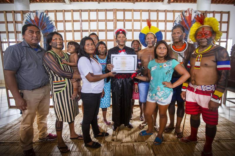 Cerimônia de outorga de grau aos 15 indígenas integrantes da primeira turma do povo Kayapo do curso de licenciatura intercultural indígena da Uepa, na manhã desta quinta-feira, 06, em São Félix do Xingu.

FOTO: NAILANA THIELY / ASCOM UEPA
DATA: 06.11.2018
SÃO FÉLIX DO XINGU - PARÁ <div class='credito_fotos'>Foto: Nailana Thiely / Ascom Uepa   |   <a href='/midias/2018/originais/d7d907a2-4d23-4bcf-983b-c4632b7f5ced.jpg' download><i class='fa-solid fa-download'></i> Download</a></div>