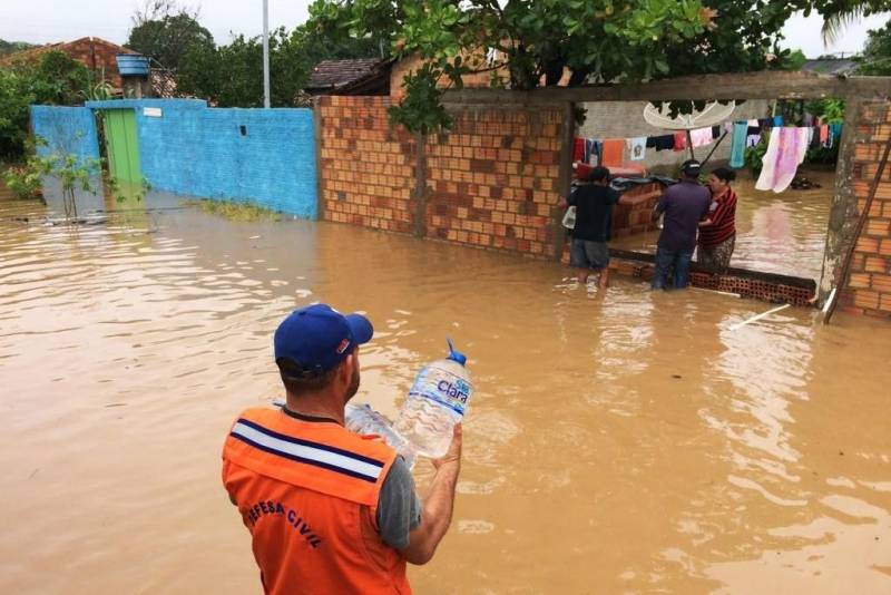 A Defesa Civil do Pará está em plena execução do Plano de Contingência para desastres hidrometeorológicos 2018-2019. As ações têm o sentido de atender municípios em situações mais críticas por conta da intensidade das chuvas previstas para o período do inverno amazônico. A atenção está voltada a possíveis cheias de rios localizados no sul e sudeste paraense, cheias em decorrência das intensas chuvas. Segundo a Defesa Civil, as chuvas nas duas regiões já chegaram 80% do previsto para todo o mês de fevereiro. As equipes de socorro estão monitorando os rios Itacaiúnas, Tocantins, Araguaia e Parauapebas. No último trimestre, compreendido entre outubro a dezembro de 2017, foram registrados 470 mm de índice pluviométrico, 20 pontos a mais que a média histórica entre 1981 e 2010, que foi de 450 mm. Na foto, entrega de água em Parauapebas- pa.

FOTO: DIVULGAÇÃO
DATA: 10.02.2018
PARAUAPEBAS - PARÁ <div class='credito_fotos'>Foto: Divulgação   |   <a href='/midias/2018/originais/d8253874-db58-47c9-8262-600845383829.jpg' download><i class='fa-solid fa-download'></i> Download</a></div>