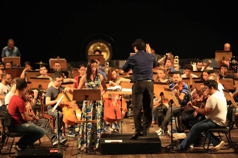 A melhor orquestra sinfônica do Brasil em 2017, eleita por revista especializada, fará uma apresentação especial ao ar livre, nesta sexta-feira, 16, para marcar a reabertura do Parque Estadual do Utinga, numa integração entre música e natureza, assim como propôs o compositor e maestro Heitor Villa-Lobos em “Floresta do Amazonas”. O regente da Orquestra Sinfônica do Teatro da Paz, Miguel Campos Neto, é um dos mais ansiosos pelo evento. Na foto, a soprano Kézia Andrade e Miguel Campos.

FOTO: MÁCIO FERREIRA / AG. PARÁ
DATA: 16.03.2018
BELÉM - PARÁ <div class='credito_fotos'>Foto: MÁCIO FERREIRA/ AG. PARÁ   |   <a href='/midias/2018/originais/d8297f63-044f-49fd-bfdd-884f38153953.jpg' download><i class='fa-solid fa-download'></i> Download</a></div>