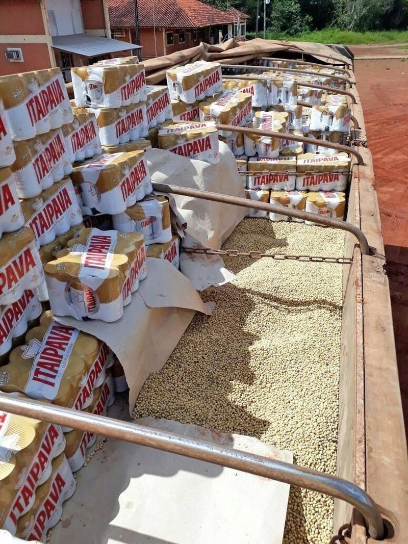 Mais de quatorze mil latas de cerveja (foto) foram apreendidas no município de Novo Progresso, sudoeste paraense, na quarta-feira (21), durante operação da Secretaria de Estado da Fazenda (Sefa). A carga foi encontrada em um caminhão que saiu de Guarantã do Norte, no estado de Mato Grosso, com destino ao município de Santarém. A equipe de fiscalização confirmou que os 1.200 pacotes de cerveja em lata de 269 ml viajavam escondidos no meio de cargas de grãos de soja e sem a emissão de nota fiscal. A fiscalização da Sefa, de Serra do Cachimbo, localizada na BR 163, lavrou o Termo de Apreensão e Depósito no valor de R$21.104,23, referentes ao imposto estadual mais multa. O responsável pela carga efetuou o pagamento imediato e a carga foi liberada. O valor da mercadoria é de R$29.520,000.

FOTO: ASCOM / SEFA
DATA: 23.03.2018
NOVO PROGRESSO - PARÁ <div class='credito_fotos'>Foto: Ascom Sefa   |   <a href='/midias/2018/originais/d8930e6c-d641-4d07-8e04-ecd605632579.jpg' download><i class='fa-solid fa-download'></i> Download</a></div>
