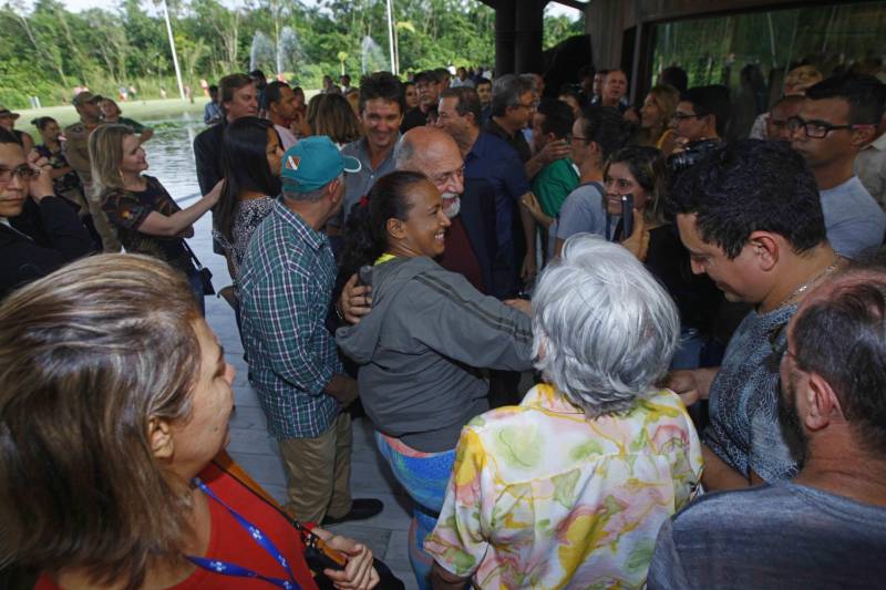 O Parque Estadual do Utinga (PEUt) o mais importante espaço de preservação e estudo da biodiversidade dentro da Região Metropolitana de Belém será reaberto à população a partir desta sexta,16, a partir das 16h30, com apresentações artísticas, com o Boi Veludinho, crianças do Pro Paz e a premiada Orquestra Sinfônica do Theatro da Paz. A apresentação será em um espaço ao ar livre e não será necessária a retirada de ingressos, por esse motivo, a recomendação é que o público chegue cedo, porque a entrada será fechada quando o espaço estiver lotado. 

FOTO: THIAGO GOMES / AG PARÁ 
DATA: 16.03.2018 
BELÉM - PARÁ <div class='credito_fotos'>Foto: Thiago Gomes /Ag. Pará   |   <a href='/midias/2018/originais/d90bf5db-1f3b-4fbe-81f1-d1b36b9e06fe.jpg' download><i class='fa-solid fa-download'></i> Download</a></div>