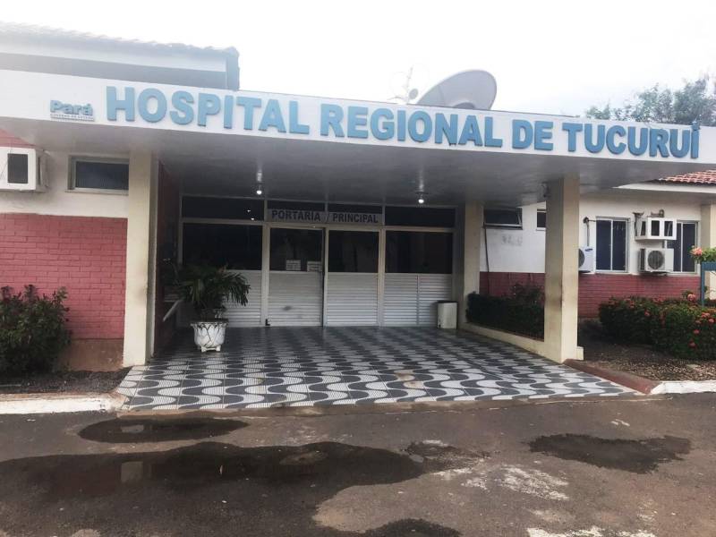 Com 190 leitos, o Hospital Regional de Tucuruí (HRT, na foto) é o único que oferece atendimento em Urgência e Emergência na Região do Lago, funcionando como retaguarda de 400 mil habitantes de todos os municípios da região e até de outros locais como Anapu, Mocajuba e Baião. O HRT tem gestão direta da Sespa e está localizado no município de Tucuruí, no Sudeste do estado. Além de Traumato-Ortopedia, na área de internação, o HRT disponibiliza atendimento em Neurocirurgia, Cirurgia Geral, Clínica Geral, Cardiologia, Gestação de Alto Risco, Pediatria, UTI adulto, infantil e neonatal, realizando cerca de 500 internações e 260 cirurgias mensais.

FOTO: ASCOM / SESPA
DATA: 23.05.2018
TUCURUÍ - PARÁ <div class='credito_fotos'>Foto: ASCOM SESPA   |   <a href='/midias/2018/originais/d975afba-6c65-47bb-9607-728df179ccf2.jpg' download><i class='fa-solid fa-download'></i> Download</a></div>