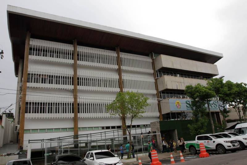 Restaurante self service, rampa de acesso, nova fachada, câmeras de vigilância e elevadores elétricos. O prédio-sede da Secretaria Estadual de Meio Ambiente e Sustentabilidade (Semas), em Belém, continua no mesmo lugar, mas parece novo. Após um processo de reforma, o prédio foi entregue aos servidores nesta sexta-feira, 16, pelo governador Simão Jatene.

FOTO: CRISTINO MARTINS / AG. PARÁ
DATA: 16.03.2018
BELÉM - PARÁ <div class='credito_fotos'>Foto: Cristino Martins/Ag. Pará   |   <a href='/midias/2018/originais/d983e3ae-2e0b-43e3-98e8-6dadf1ec527f.jpg' download><i class='fa-solid fa-download'></i> Download</a></div>