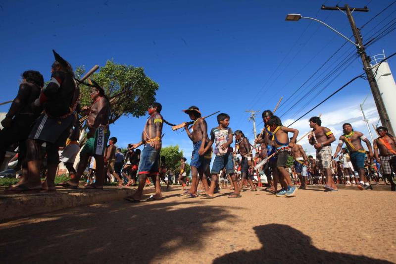 Uma caminhada pelas principais ruas de São Félix do Xingu foi o ponto alto da programação da Semana dos Povos Indígenas nesta quarta-feira (18). Os índios se concentraram em frente à Secretaria Municipal de Cultura, entoando cantos de guerra e dançando na luta por direitos. Uma das principais reivindicações é a retomada de territórios e a gestão ambiental dessas áreas. Durante a passeata, caciques se revezavam proferindo palavras de ordem, enquanto todos seguiam em cadência rumo à Praça do Triângulo, onde ocorre grande parte das atividades. A passeata foi também um protesto contra a exoneração de Franklimberg Ribeiro de Freitas da presidência da Fundação Nacional do Índio (Funai). Ele teria sido demitido pelo presidente Michel Temer a pedido de deputados da bancada ruralista, em Brasília.

FOTO: RODOLFO OLIVEIRA / AG. PARÁ
DATA: 18.04.2018
SÃO FÉLIX DO XINGU - PARÁ <div class='credito_fotos'>Foto: Rodolfo Oliveira/Ag. Pará   |   <a href='/midias/2018/originais/d9f9cf16-6c4c-4a40-9651-dde4d1217697.jpg' download><i class='fa-solid fa-download'></i> Download</a></div>