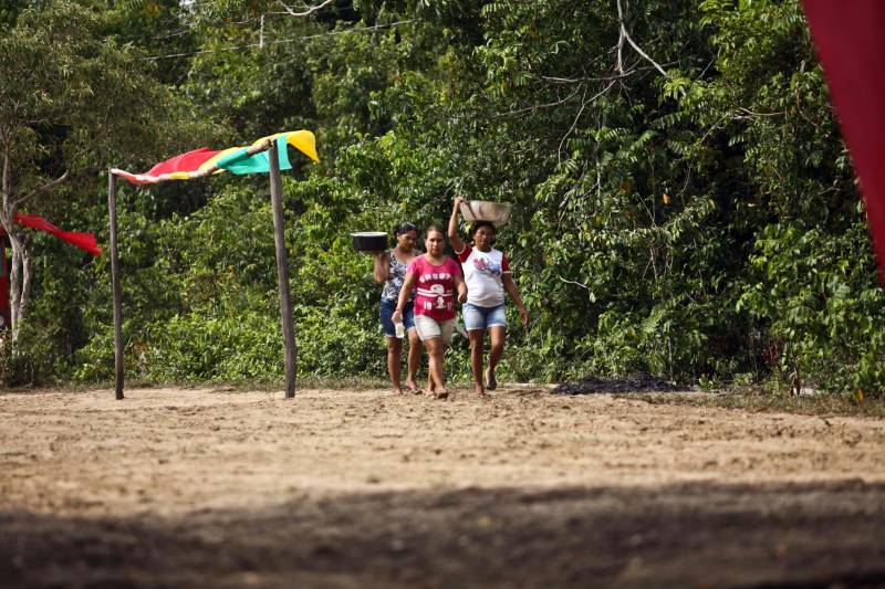 Dona Maria da Conceição Prudente Freitas, 38 anos, e representantes de mais 24 famílias da comunidade quilombola Ilha Grande de Cupijó (foto), em Cametá, no Baixo Tocantins, viram o sonho de seus antepassados finalmente se  tornar realidade. Nesta quinta-feira (26), eles foram beneficiados com título coletivo de propriedade expedido pelo Instituto de Terras do Pará (Iterpa). A entrega foi conduzida pela secretária de Municípios Sustentáveis, Izabela Jatene, e contou com a participação de representantes de pastas estaduais, comunidades e autoridades municipais. "Esse documento representa para nós uma grande vitória. É muito bom vermos, depois de anos de luta, a nossa terra ser reconhecida. Agora teremos mais segurança na nossa produção e mais facilidade no acesso a benefícios", afirmou Maria Conceição, 38 anos, que é filha de quilombolas e mora há 28 anos na localidade.

FOTO: THIAGO GOMES / AG. PARÁ
DATA: 26.10.2017
CAMETÁ - PARÁ <div class='credito_fotos'>Foto: Thiago Gomes /Ag. Pará   |   <a href='/midias/2018/originais/da049dcb-e1fe-4245-a2db-4677ada6fc6e.jpg' download><i class='fa-solid fa-download'></i> Download</a></div>