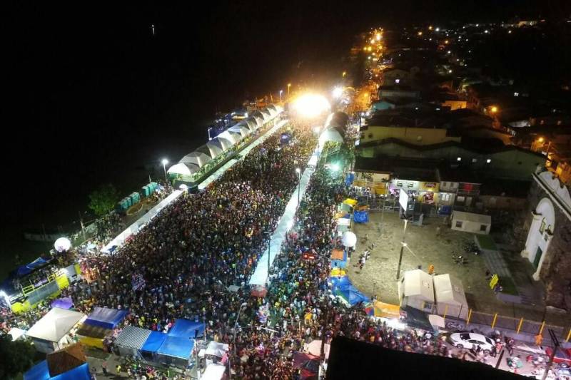 O professor Júlio Leal Gomes é natural de Vigia de Nazaré, no nordeste paraense, terra conhecida pela hospitalidade, principalmente em época festiva. Mantendo a tradição, no Carnaval Júlio e seus irmãos abrem a casa da família para amigos e outros parentes. Neste ano, o imóvel de quatro cômodos abrigou mais de 50 pessoas. Vigia tem um dos maiores e mais tradicionais carnavais do Pará. Nesta época do ano, a população do município, de 51.173 habitantes (Censo/IBGE), triplica com a chegada de brincantes oriundos de todo o Brasil, e os vigienses – igual coração de mãe - acolhem essa multidão. A estimativa é a cidade receber mais de 300 mil pessoas neste Carnaval.  Na foto, o coordenador da operação, Ivan Feitosa.

FOTO: DIVULGAÇÃO
DATA: 13.02.2018
BELÉM - PARÁ <div class='credito_fotos'>Foto: IGOR BRANDÃO / AG. PARÁ   |   <a href='/midias/2018/originais/da0d0fd0-c21d-4c52-bb9b-4821daefc614.jpg' download><i class='fa-solid fa-download'></i> Download</a></div>