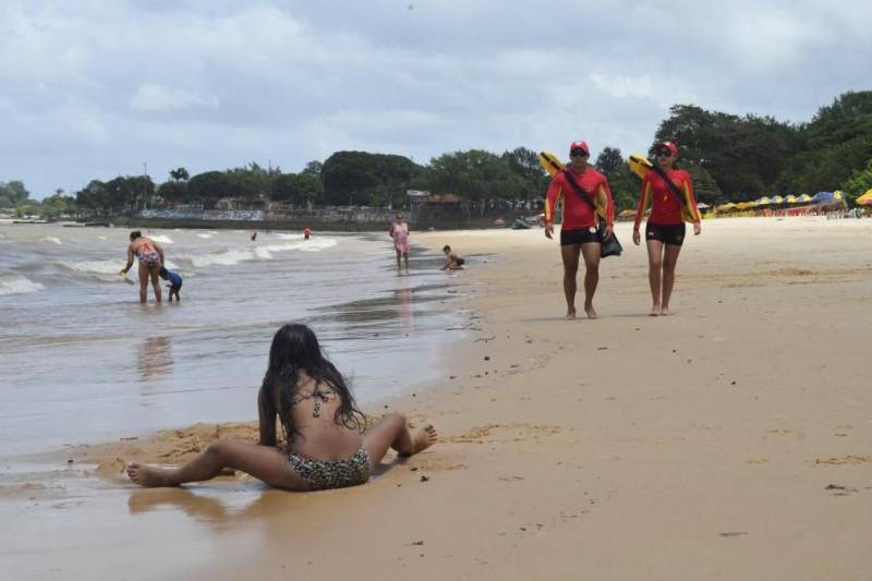 Cerca de 680 militares do Corpo de Bombeiros realizam trabalho de prevenção, primeiros socorros e resgate rodoviário nos municípios do interior do Estado, neste final de semana. A ação faz parte da operação Carnaval 2018. No sábado, 10, os militares itensificaram os serviços de prevenção, atuando com orientações aos banhistas, distribuição de pulseirinhas, captura de animal, orientações aos condutores de carros e motocicletas nas praias e acidentes rodoviários, além de atendimento de primeiros socorros. Na Ilha de Mosqueiro, o fim de semana de Carnaval foi marcado pela tranquilidade. Na região, 60 guarda-vidas do Corpo de Bombeiros estiveram nas principais praias.

FOTO: ASCOM CBMPA
DATA: 10.02.2018
MOSQUEIRO - PARÁ <div class='credito_fotos'>Foto: Ascom CBMPA   |   <a href='/midias/2018/originais/da371024-140f-443a-9eb1-87183d651af4.jpg' download><i class='fa-solid fa-download'></i> Download</a></div>