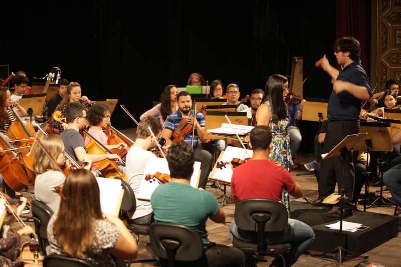 A melhor orquestra sinfônica do Brasil em 2017, eleita por revista especializada, fará uma apresentação especial ao ar livre, nesta sexta-feira, 16, para marcar a reabertura do Parque Estadual do Utinga, numa integração entre música e natureza, assim como propôs o compositor e maestro Heitor Villa-Lobos em “Floresta do Amazonas”. O regente da Orquestra Sinfônica do Teatro da Paz, Miguel Campos Neto (foto), é um dos mais ansiosos pelo evento. 

FOTO: MÁCIO FERREIRA / AG. PARÁ
DATA: 16.03.2018
BELÉM - PARÁ <div class='credito_fotos'>Foto: MÁCIO FERREIRA/ AG. PARÁ   |   <a href='/midias/2018/originais/da8486c5-d1fc-436a-b912-9ee5e0072f24.jpg' download><i class='fa-solid fa-download'></i> Download</a></div>