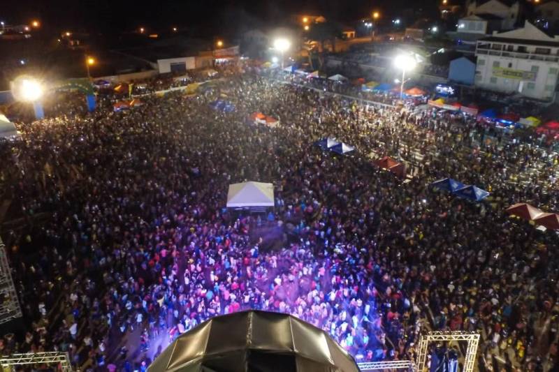 Tradição, história e simbolismo. Assim é a festa do Carnapauxis, realizado todos os anos no município de Óbidos, na região Oeste. O carnaval obidense é patrimônio cultural do estado do Pará e foi construído com identidade própria por meio de figuras e personagens históricos. A programação oficial iniciou na última quarta-feira (7), e prossegue até a quarta-feira de cinzas (14). Assim como a colonização de Óbidos, o Carnapauxis tem traços da origem portuguesa, principalmente por conta das alegorias e das máscaras. Esse adereço é símbolo do carnaval, através do Mascarado Fobó, onde as pessoas se vestem com um macacão colorido bem folgado, que chamam de "dominó", máscaras de papelão, feitas por alguns artesãos da cidade e capacete feito de cartolina e tiras de papel colorido, bexiga de boi, apito e pó.

FOTO: SAMUEL ALVARENGA / SECOM
DATA: 11.02.2018
ÓBIDOS - PARÁ <div class='credito_fotos'>Foto: ASCOM / PREFEITURA DE ÓBIDOS   |   <a href='/midias/2018/originais/da9d5348-4e4b-4afa-aaa2-bfbf4424757c.jpg' download><i class='fa-solid fa-download'></i> Download</a></div>