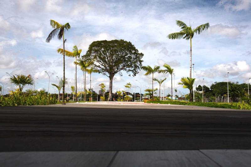 O Parque Estadual do Utinga (PEUt) o mais importante espaço de preservação e estudo da biodiversidade dentro da Região Metropolitana de Belém será reaberto à população a partir desta sexta,16, a partir das 16h30, com apresentações artísticas, com o Boi Veludinho, crianças do Pro Paz e a premiada Orquestra Sinfônica do Theatro da Paz. A apresentação será em um espaço ao ar livre e não será necessária a retirada de ingressos, por esse motivo, a recomendação é que o público chegue cedo, porque a entrada será fechada quando o espaço estiver lotado. No sábado, será realizada uma grande caminhada, a partir das 8 horas, com paradas para informações educativas sobre a fauna, flora e sobre os novos espaços. Por conta da grande quantidade de pessoas, incluindo crianças e idosos, o Corpo de Bombeiros recomendou e, a organização do evento acatou, a necessidade de se evitar durante a manhã do sábado o trânsito de veículos sobre rodas, como carros, bicicletas, skates e patins. Depois das 12 horas e durante todo o funcionamento do parque, a entrada e o uso por praticantes desta modalidade está completamente liberada. No domingo, o parque abrirá às 5h30 e funcionará até as 17h, assim como nos outros dias, de segunda a segunda. As atividades de manutenção do espaço vão requerer que o parque seja fechado para acesso ao público eventualmente, mas essas datas serão definidas de acordo com a demanda. 

FOTO: IGOR BRANDÃO / AG PARÁ
DATA: 15.03.2018
BELÉM - PARÁ <div class='credito_fotos'>Foto: IGOR BRANDÃO / AG. PARÁ   |   <a href='/midias/2018/originais/db209be4-b82b-4d5b-a755-5a7cacc758dd.jpg' download><i class='fa-solid fa-download'></i> Download</a></div>