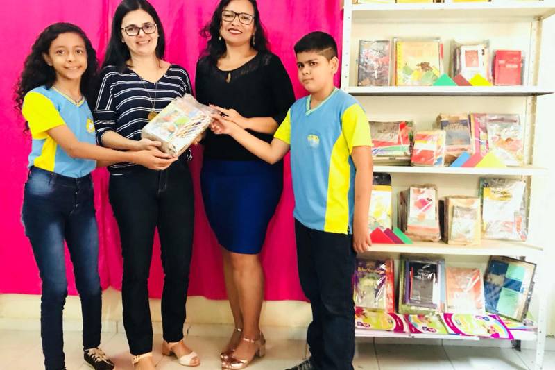 As salas de aula da Escola Municipal de Ensino Fundamental João Nunes de Souza, em Ananindeua, estavam todas decoradas com trabalhos criados pelos alunos em alusão ao Dia da Escola, que se comemora nesta quinta-feira, 15. Como presente especial, o projeto Livro Solidário entregou um acervo de 350 livros que serão usados em atividades de incentivo à leitura com os cerca de 290 estudantes da instituição. Na foto, o estudante André Isaac Araújo, 10 anos.

FOTO: ASCOM IOEPA
DATA: 15.03.2018
ANANINDEUA - PARÁ <div class='credito_fotos'>Foto: RONALDO QUADROS / ASCOM IOEPA   |   <a href='/midias/2018/originais/dbc2ad25-6cdb-472e-8d76-d33ebcf1fa87.jpg' download><i class='fa-solid fa-download'></i> Download</a></div>