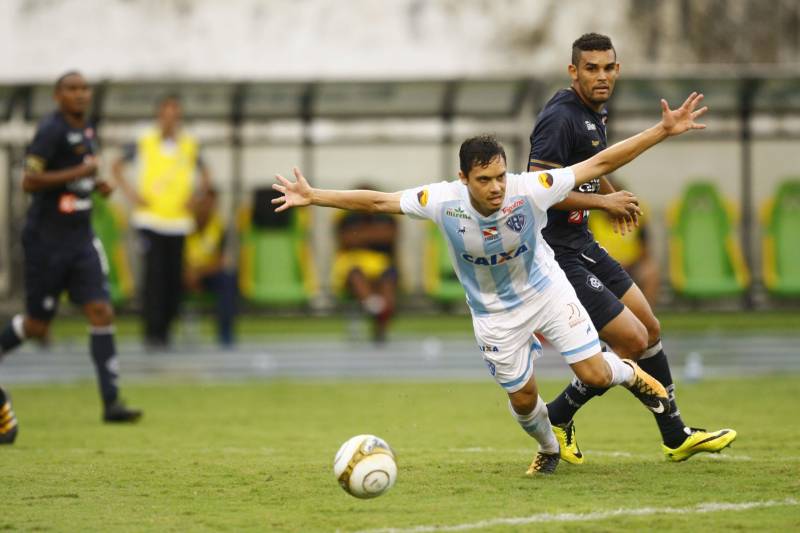 O Clube do Remo venceu o Paysandu por 2 a 1 na tarde deste domingo, partida realizada no Estádio Mangueirão, e largou na frente pelo título do Campeonato Paraense de 2018. 

FOTO: THIAGO GOMES / AG. PARÁ
DATA: 01.04.2018
BELÉM - PARÁ <div class='credito_fotos'>Foto: Thiago Gomes /Ag. Pará   |   <a href='/midias/2018/originais/dbecec5a-438a-41d2-9278-c41dfa36ce46.jpg' download><i class='fa-solid fa-download'></i> Download</a></div>