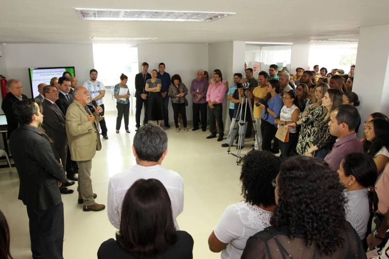 Restaurante self service, rampa de acesso, nova fachada, câmeras de vigilância e elevadores elétricos. O prédio-sede da Secretaria Estadual de Meio Ambiente e Sustentabilidade (Semas), em Belém, continua no mesmo lugar, mas parece novo. Após um processo de reforma, o prédio foi entregue aos servidores nesta sexta-feira, 16, pelo governador Simão Jatene (foto).

FOTO: CRISTINO MARTINS / AG. PARÁ
DATA: 16.03.2018
BELÉM - PARÁ <div class='credito_fotos'>Foto: Cristino Martins/Ag. Pará   |   <a href='/midias/2018/originais/dc4ff822-a3e6-47a2-8e74-8b8f52e298b0.jpg' download><i class='fa-solid fa-download'></i> Download</a></div>