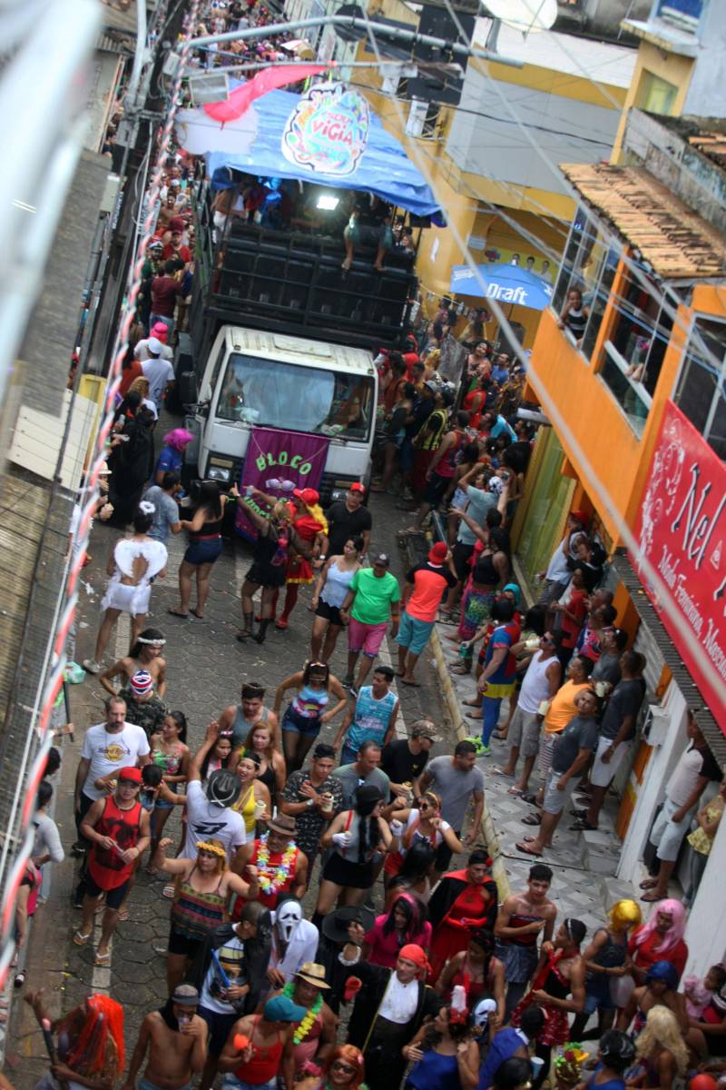 O professor Júlio Leal Gomes é natural de Vigia de Nazaré, no nordeste paraense, terra conhecida pela hospitalidade, principalmente em época festiva. Mantendo a tradição, no Carnaval Júlio e seus irmãos abrem a casa da família para amigos e outros parentes. Neste ano, o imóvel de quatro cômodos abrigou mais de 50 pessoas. Vigia tem um dos maiores e mais tradicionais carnavais do Pará. Nesta época do ano, a população do município, de 51.173 habitantes (Censo/IBGE), triplica com a chegada de brincantes oriundos de todo o Brasil, e os vigienses – igual coração de mãe - acolhem essa multidão. A estimativa é a cidade receber mais de 300 mil pessoas neste Carnaval.

FOTO: IGOR BRANDÃO / AG PARÁ
DATA: 13.02.2018
VIGIA - PARÁ <div class='credito_fotos'>Foto: IGOR BRANDÃO / AG. PARÁ   |   <a href='/midias/2018/originais/dca2e34a-d5d8-439e-83f0-f574a53c7dc8.jpg' download><i class='fa-solid fa-download'></i> Download</a></div>