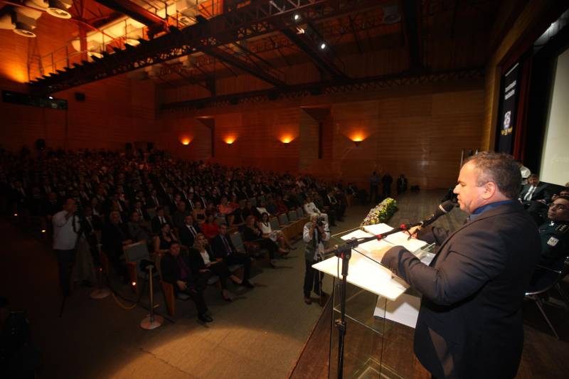 O Pará vai voltar a ter um delegado de polícia para cada município. A posse de 149 novos delegados da Polícia Civil, que aconteceu nesta segunda-feira (26) no Teatro Maria Sylvia Nunes, na Estação das Docas, vai garantir, com sobras, a cobertura completa dos 144 municípios do estado. Aprovados em concurso público, os novos delegados concluíram o curso de Formação da Polícia Civil do Pará no dia 15 deste mês. O curso foi o primeiro do Brasil a incluir sete disciplinas inéditas: Oratória, Atuação Policial frente aos Grupos Vulneráveis, Relacionamento com a Imprensa e Mídias Sociais, Abordagem Psicopatológica do Crime e da Violência, Investigação Financeira no Enfrentamento ao Crime de Lavagem de dinheiro, Noções Básicas de Enfrentamento às Fraudes Veiculares e Linguagem Brasileira de Sinais. O concurso aprovou ainda 300 investigadores, 180 escrivães e 20 papiloscopistas. Os novos policiais civis passaram por quatro meses de formação técnica e profissional na Acadepol. Com a nomeação, o próximo passo será a lotação dos novos servidores públicos nas unidades de Polícia Civil do estado, quando eles saberão em qual região do Pará trabalharão inicialmente.

FOTO: SYDNEY OLIVEIRA / AG. PARÁ
DATA: 26.02.2018
BELÉM - PARÁ <div class='credito_fotos'>Foto: Sidney Oliveira/Ag. Pará   |   <a href='/midias/2018/originais/dcbe0fc2-5d5d-4f82-9ede-9ab40487ab75.jpg' download><i class='fa-solid fa-download'></i> Download</a></div>