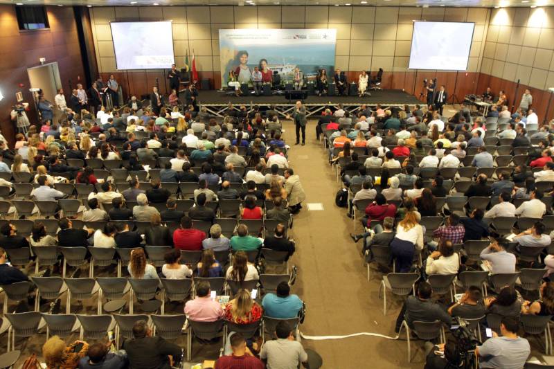 O primeiro dia do  Fórum Permanente de Prefeitas e Prefeitos dos Municípios Sustentáveis contou com a participação de 85 prefeitos , 17 vices e 21 secretários municipais dos 141 municípios manifestaram interesse em adotar as diretrizes do programa. Para o governador Simão Jatene (foto), esta grande participação simboliza a união de agentes públicos que colocaram os interesses coletivos acima dos interesses individuais para construir um estado melhor para todos. Com o tema “Gestão Compartilhada”, o evento traz as experiências e os desdobramentos das agendas governamentais que foram planejadas em parceria com as gestões municipais. Através da Secretaria Extraordinária de Municípios Sustentáveis (Semsu) Governo do Pará, por meio da Semsu, investe na capacitação dos municípios para a promoção de uma gestão fiscal eficiente. Para Izabela Jatene, este primeiro dia serviu para sinalizar o quanto os gestores estão preocupados com o equilíbrio da questão fiscal dos municípios e em desenvolver uma governança compartilhada para desenvolver seus municípios.

FOTO: CRISTINO MARTINS / AG. PARÁ
DATA: 07.02.2018
BELÉM - PARÁ <div class='credito_fotos'>Foto: Cristino Martins/Ag. Pará   |   <a href='/midias/2018/originais/dcc08e53-e7d4-4307-8ce2-ddf262cd89a4.jpg' download><i class='fa-solid fa-download'></i> Download</a></div>