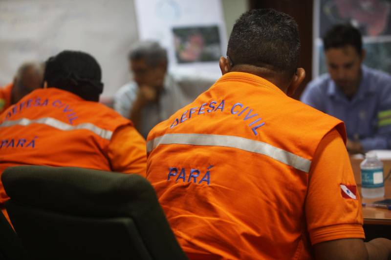 O governo do Estado intensificou as ações nas comunidades do município de Barcarena, no nordeste paraense, afetadas pela contaminação constatada pelo Instituto Evandro Chagas (IEC), no entorno da área de atuação da empresa Hydro. A força-tarefa de órgãos estaduais em parceria com a prefeitura municipal seguiu neste domingo (25), com a continuação do cadastramento de famílias, levantamento de possíveis problemas de saúde decorrentes da situação e distribuição de água potável, medidas emergenciais determinadas pelo Grupo de Trabalho do Governo do Estado. Ao todo, 30 profissionais da saúde, entre agentes de endemias e de saúde, além de 16 assistentes sociais, agentes da Defesa Civil, entre outros profissionais do Estado e Município atuam nos últimos dias nas comunidades de Bom Futuro, Vila Nova e Bujaruba. As equipes estão em campo para mapear e identificar as necessidades das famílias que residem nesses locais e que tipo de impacto que elas podem ter sofrido.

FOTO: IGOR BRANDÃO / AG PARÁ
DATA: 25.02.2018
BARCARENA - PARÁ <div class='credito_fotos'>Foto: IGOR BRANDÃO / AG. PARÁ   |   <a href='/midias/2018/originais/dcc94d90-3b8d-471d-9c87-79beaba14473.jpg' download><i class='fa-solid fa-download'></i> Download</a></div>