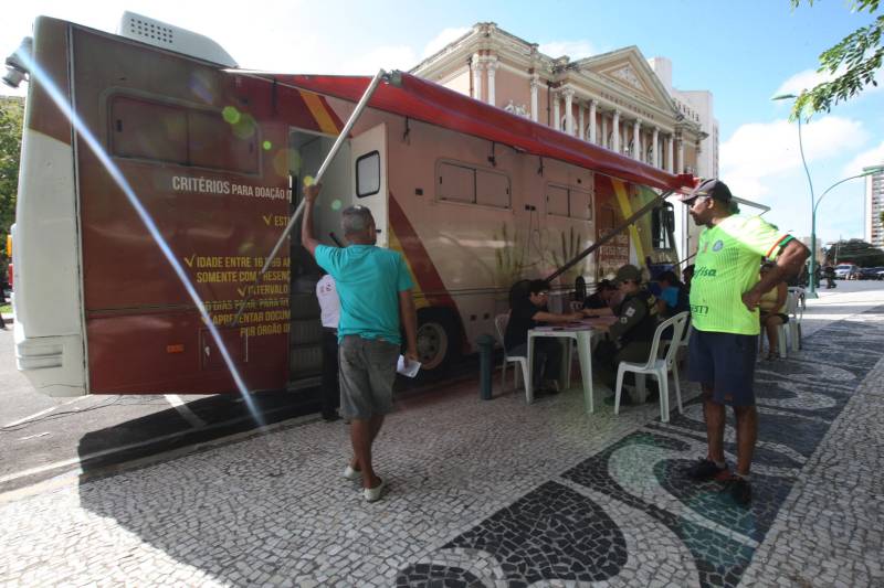 As principais avenidas do centro de Belém ganharam um tom especial e de solidariedade, neste domingo (25), com a “Caminhada pela Vida”, promovida pela Fundação Centro de Hemoterapia e Hematologia (Hemopa), em comemoração ao Dia Nacional do Doador Voluntário de Sangue, festejado na hemorrede brasileira, que é composta por 32 hemocentros.

FOTO: CARLOS SODRÉ/AG. PARÁ
DATA: 25.11.2018
BELÉM - PARÁ <div class='credito_fotos'>Foto: Carlos Sodré /Ag. Pa   |   <a href='/midias/2018/originais/dd2cb294-a557-4171-80d6-204c0ead9d5c.jpg' download><i class='fa-solid fa-download'></i> Download</a></div>
