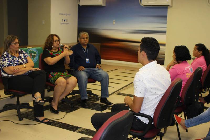 Alunos do curso de “Técnicas de gestão de resíduos sólidos” e de “Boas práticas higiênico sanitárias dos alimentos” foram certificados pelo Programa Pará Profissional. Ao todo, 32 concluintes estiveram presentes na cerimônia, que ocorreu no auditório da Casa Civil, na quinta-feira (28). O Programa Pará Profissional é um dos instrumentos utilizados no combate à desigualdade inter-regional no Estado, por meio da qualificação profissional da mão de obra local. Coordenado pela Secretaria de Estado de Ciência, Tecnologia e Educação Profissional e Tecnológica (Sectet), o programa é amparado pela Lei 8.427, de 16 de novembro de 2016. As ofertas de cursos são feitas de acordo com as demandas vindas dos setores produtivos de cada região do estado, mediante oficinas, reuniões e solicitações diretas das prefeituras.

FOTO: ERIKA TORRES / ASCOM NAC
DATA: 01.03.2018
BELÉM - PARÁ <div class='credito_fotos'>Foto: ERIKA TORRES / ASCOM NAC   |   <a href='/midias/2018/originais/dd540beb-8a61-48d9-81ad-6a44c7765a96.jpg' download><i class='fa-solid fa-download'></i> Download</a></div>