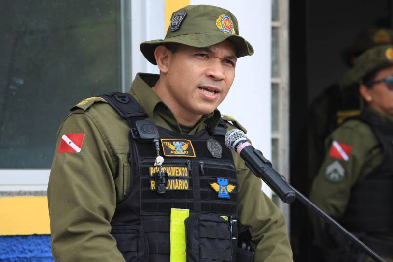 Em comemoração aos seus 43 anos, o Batalhão de Polícia Rodoviária (BPRV) inaugurou na manhã desta sexta-feira (4) o seu Canil, o primeiro setorial do Estado. O canil setorial do BPRV é um projeto operacional que visa intensificar o combate ao tráfico de drogas. Na foto, o tenente coronel Jorge Araújo, comandante do BPRV.

FOTO: MÁCIO FERREIRA / AG. PARÁ
DATA: 04.05.2018
MARITUBA - PARÁ <div class='credito_fotos'>Foto: MÁCIO FERREIRA/ AG. PARÁ   |   <a href='/midias/2018/originais/dd7d8e63-9d7b-4239-b979-36db1436f730.jpg' download><i class='fa-solid fa-download'></i> Download</a></div>