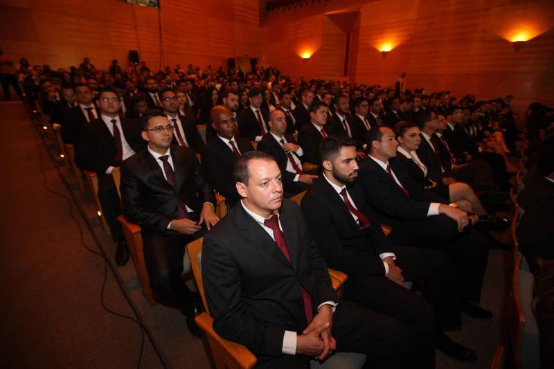 O Pará vai voltar a ter um delegado de polícia para cada município. A posse de 149 novos delegados da Polícia Civil, que aconteceu nesta segunda-feira (26) no Teatro Maria Sylvia Nunes, na Estação das Docas, vai garantir, com sobras, a cobertura completa dos 144 municípios do estado. Aprovados em concurso público, os novos delegados concluíram o curso de Formação da Polícia Civil do Pará no dia 15 deste mês. O curso foi o primeiro do Brasil a incluir sete disciplinas inéditas: Oratória, Atuação Policial frente aos Grupos Vulneráveis, Relacionamento com a Imprensa e Mídias Sociais, Abordagem Psicopatológica do Crime e da Violência, Investigação Financeira no Enfrentamento ao Crime de Lavagem de dinheiro, Noções Básicas de Enfrentamento às Fraudes Veiculares e Linguagem Brasileira de Sinais. O concurso aprovou ainda 300 investigadores, 180 escrivães e 20 papiloscopistas. Os novos policiais civis passaram por quatro meses de formação técnica e profissional na Acadepol. Com a nomeação, o próximo passo será a lotação dos novos servidores públicos nas unidades de Polícia Civil do estado, quando eles saberão em qual região do Pará trabalharão inicialmente.

FOTO: SYDNEY OLIVEIRA / AG. PARÁ
DATA: 26.02.2018
BELÉM - PARÁ <div class='credito_fotos'>Foto: Sidney Oliveira/Ag. Pará   |   <a href='/midias/2018/originais/ddb5d939-133c-4e38-b30e-e23bafb1113b.jpg' download><i class='fa-solid fa-download'></i> Download</a></div>