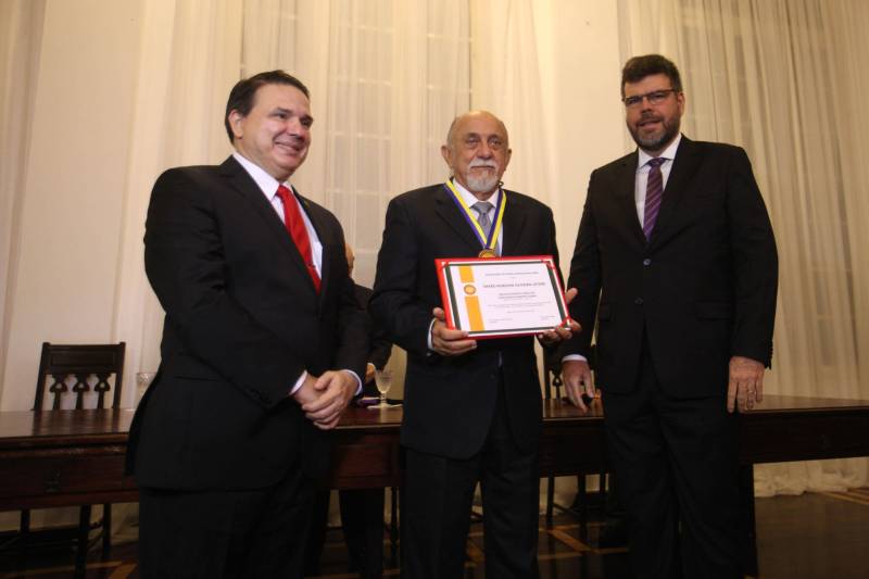 O governador Simão Jatene (c) foi homenageado pela Associação do Corpo Consular no Estado do Pará (ACCP) com a Comenda do Mérito Consular João Clemente Baena Soares. A maior honraria da entidade foi entregue na noite desta quinta-feira (22), no salão nobre do prédio sede da Associação Comercial do Pará (ACP), em Belém.

FOTO: IGOR BRANDÃO / AG. PARÁ
DATA: 22.02.2018
BELÉM - PARÁ <div class='credito_fotos'>Foto: IGOR BRANDÃO / AG. PARÁ   |   <a href='/midias/2018/originais/dee83950-c4c9-4b45-939e-7489275085bc.jpg' download><i class='fa-solid fa-download'></i> Download</a></div>