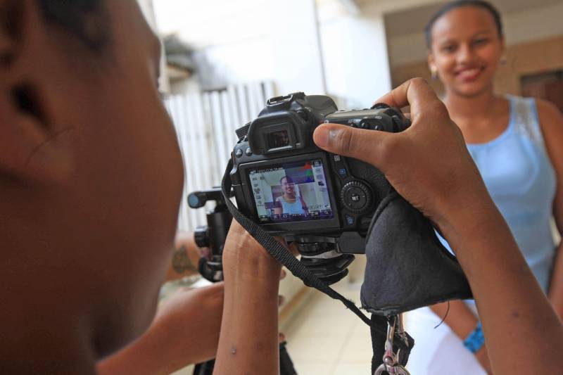 A abertura do olhar para novos caminhos e possibilidades. Assim são as oficinas do Biizu, projeto da Secretaria de Estado de Comunicação (Secom), que pelo segundo ano consecutivo ocorrem durante a Semana dos Povos Indígenas em São Félix do Xingu, no sudeste do Pará. Na sala de aula, na Escola Missão, centro da cidade, os olhares curiosos e atentos mostram o interesse dos participantes sobre as ferramentas usadas para contar uma história. Quanto o texto, a fotografia e o audiovisual se encontram, o resultado é um canal do qual comunidades carentes que, em geral, só querem ser ouvidas, podem se apropriar. Na foto, oficina de audiovisual.

FOTO: RODOLFO OLIVEIRA / AG. PARÁ
DATA: 18.04.2018
SÃO FÉLIX DO XINGU - PARÁ <div class='credito_fotos'>Foto: Rodolfo Oliveira/Ag. Pará   |   <a href='/midias/2018/originais/deebd080-93b6-45b8-8f37-fc70aecf71c7.jpg' download><i class='fa-solid fa-download'></i> Download</a></div>