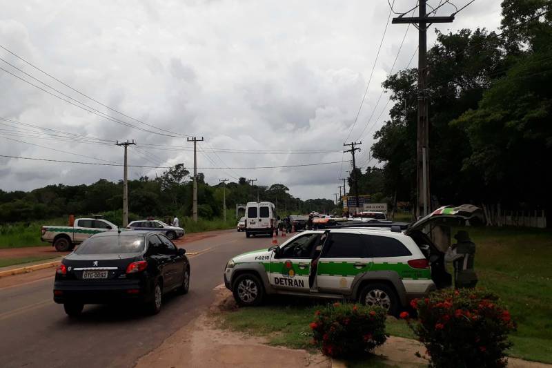 Ações integradas de educação e fiscalização estão sendo realizadas em Abaetetuba, no nordeste paraense, durante a Operação Carnaval 2018. O Departamento de Trânsito do Estado (Detran) e demais órgãos do Sistema de Segurança Pública executaram, na segunda-feira (12), uma grande ação no pórtico de entrada da cidade. Seis agentes de educação do Detran mobilizaram alunos da faculdade FAM e do Instituto Federal do Pará (IFPA), integrantes do Instituto Rosa dos Ventos, técnicos da Biblioteca Pública e do Centro de Formação de Condutores Abaeté Regional na ação conjunta de educação para o trânsito, voltada a  condutores e passageiros. Os voluntários atuaram como agentes multiplicadores em educação para o trânsito, orientando as pessoas sobre comportamentos de risco.

FOTO: ASCOM / DETRAN
DATA: 13.02.2018
ABAETETUBA - PARÁ <div class='credito_fotos'>Foto: ASCOM / DETRAN   |   <a href='/midias/2018/originais/df80d4eb-d7f8-403e-8c45-3ba17de81a41.jpg' download><i class='fa-solid fa-download'></i> Download</a></div>