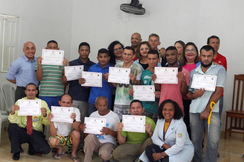 A erradicação do analfabetismo nos presídios do Pará é uma das metas de gestão da Superintendência do Sistema Penitenciário do Estado (Susipe), que por meio da sua Diretoria de Reinserção Social, realizou na manhã da última quinta-feira (22), a cerimônia de entrega do certificado de alfabetização à 32 internos custodiados no Centro de Recuperação do Coqueiro (CRC).

FOTO: AKIRA ONUMA / ASCOM SUSIPE
DATA: 22.11.2018
BELÉM - PARÁ <div class='credito_fotos'>Foto: Akira Onuma / Ascom Susipe   |   <a href='/midias/2018/originais/e01ae72f-4735-41dc-a2af-5ba3f2d6c2fb.jpg' download><i class='fa-solid fa-download'></i> Download</a></div>